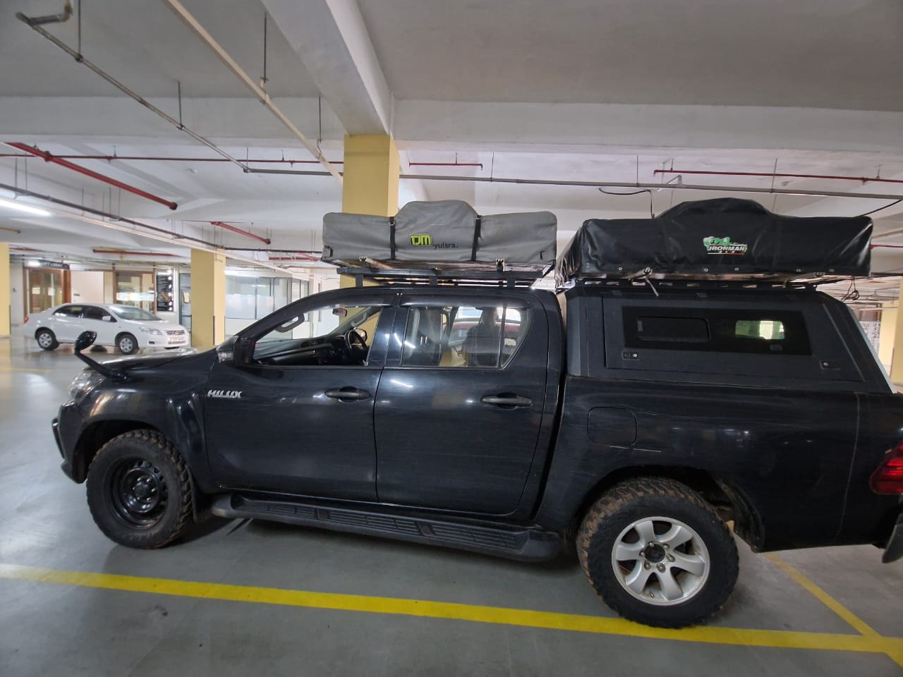 cheap 4x4 car rental uganda - Toyota Hilux